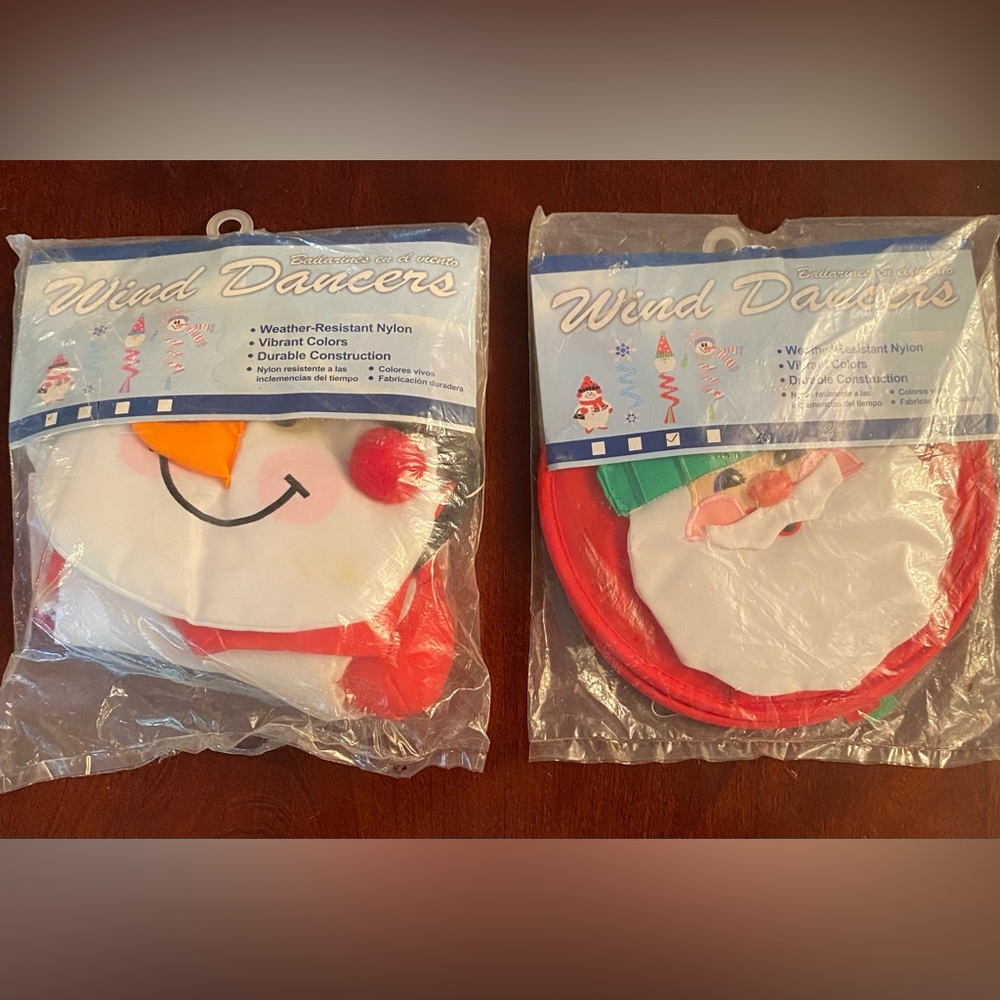 🎅🏻 3/$10 Santa and Snowman Wind Dancers ⛄️